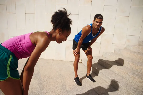 Spor Yapan Etnik Çift Sabahları Merdivenin Kenarında Koşuya Ara Veriyor — Stok fotoğraf