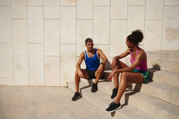 Deportiva Pareja Joven Teniendo Una Charla Alegre Mientras Toma Descanso — Foto de Stock