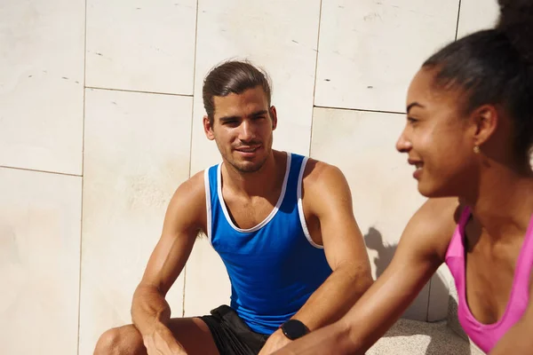 Deportiva Pareja Joven Teniendo Una Conversación Mientras Descansan Juntos Una —  Fotos de Stock