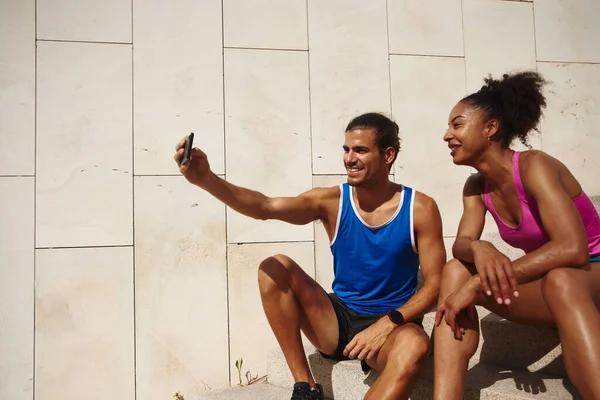 Giovane Coppia Attiva Che Prende Selfie Insieme Mentre Siede Una — Foto Stock