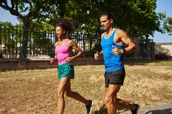 这对矮胖的年轻夫妇白天穿着运动服在室外跑步 — 图库照片