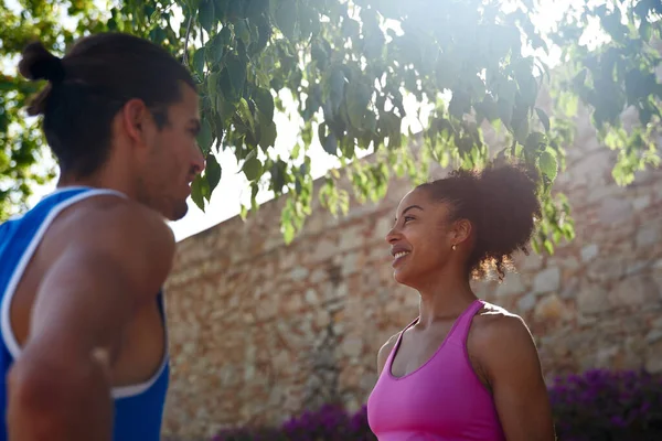 Feliz Pareja Deportiva Teniendo Una Charla Alegre Mientras Están Pie — Foto de Stock