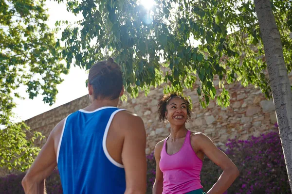 Vrolijk Sportief Koppel Dat Onder Een Boom Staat Een Zonnige — Stockfoto