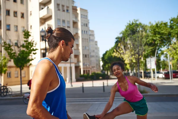 Aktif Bir Çift Şehirde Birlikte Spor Yaparken Gerinme Egzersizleri Yapıyor — Stok fotoğraf