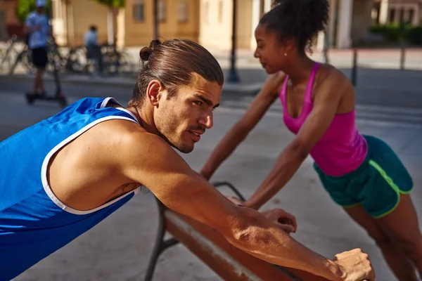 Pareja Joven Deportiva Haciendo Ejercicios Banco Durante Sesión Entrenamiento Aire — Foto de Stock