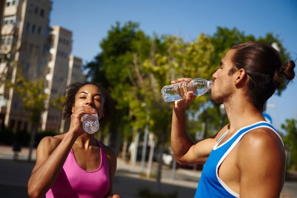 Aktives Junges Paar Trinkt Wasser Während Eine Pause Vom Outdoor — Stockfoto