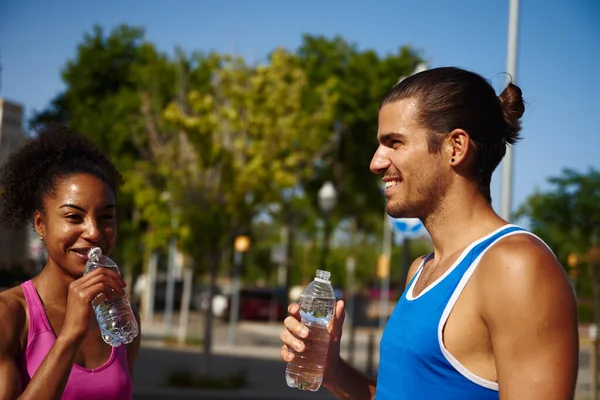 Lächelndes Junges Paar Trinkt Wasser Während Eine Pause Vom Outdoor — Stockfoto