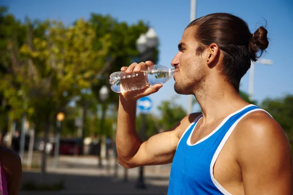 Joven Deportivo Bebiendo Agua Una Botella Mientras Toma Descanso Hacer —  Fotos de Stock