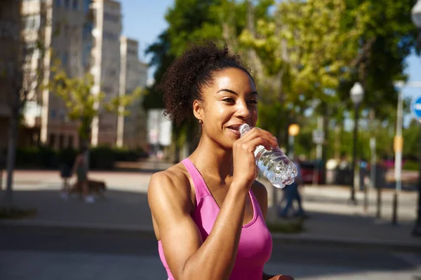 Felice Giovane Sportiva Sorridente Allegramente Mentre Beve Acqua Una Bottiglia — Foto Stock