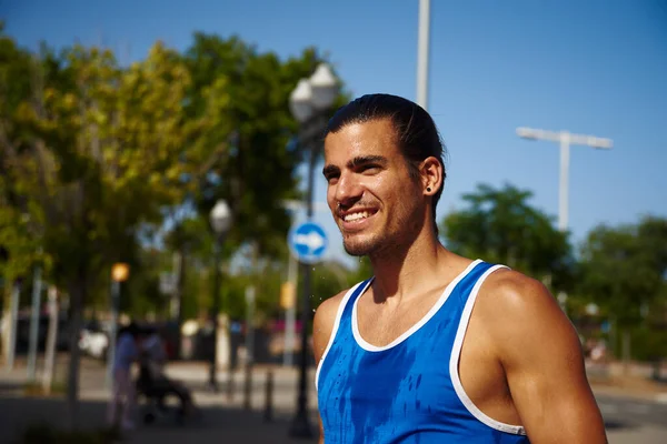 Feliz Joven Deportista Sonriendo Alegremente Mientras Está Solo Aire Libre — Foto de Stock