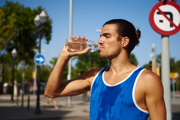 Ajuste Joven Deportista Beber Agua Una Botella Mientras Está Parado —  Fotos de Stock