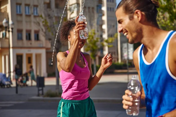 Sportliches Junges Paar Hat Spaß Und Spielt Tagsüber Freien Mit — Stockfoto