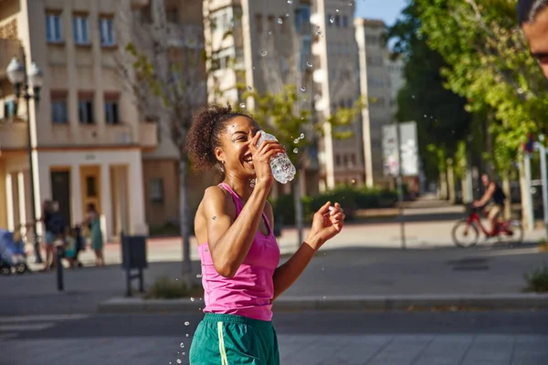 Sportliche Junge Frau Spielt Tagsüber Mit Wasser Während Sie Mit — Stockfoto