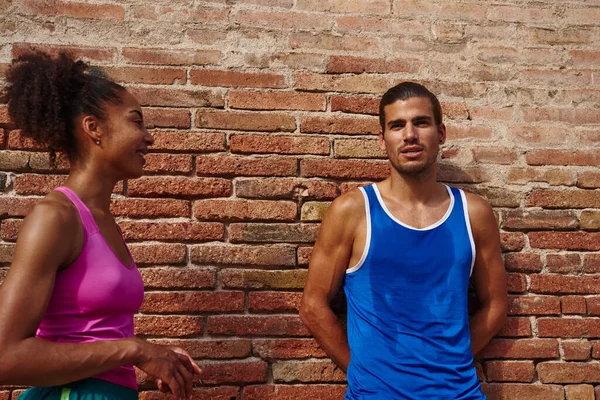 Due Giovani Sportivi Che Fanno Una Chiacchierata Insieme Mentre Stanno — Foto Stock