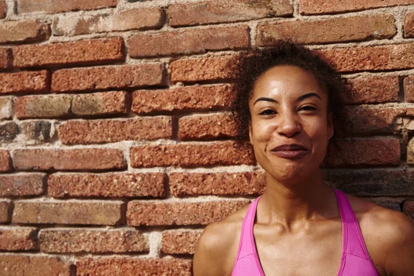 Αθλητική Νεαρή Γυναίκα Που Γελάει Χαρούμενα Ενώ Στέκεται Έναν Τοίχο — Φωτογραφία Αρχείου