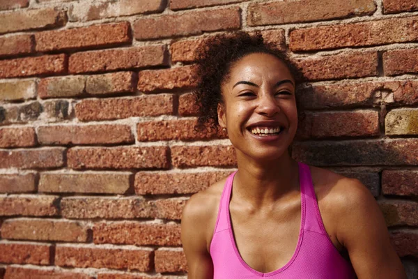 Fröhliche Junge Sportlerin Lacht Fröhlich Während Sie Tagsüber Freien Vor — Stockfoto