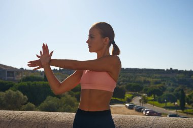 Güneşli bir günde parkta Tai Chi çalışan güzel bir kadının portresi.
