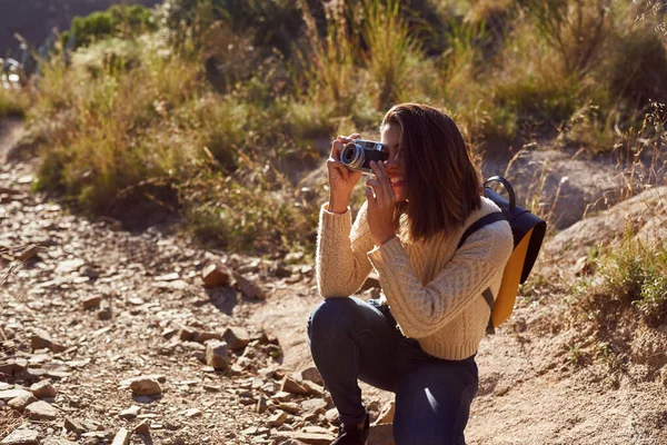 Mujer Sonriente Fotografiando Vistas Las Montañas Durante Las Vacaciones — Foto de Stock