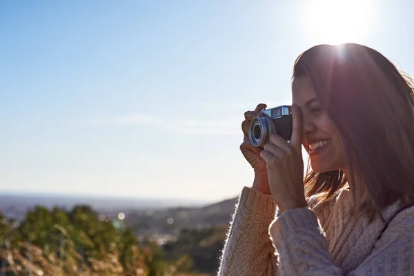 Mujer Feliz Fotografiando Las Montañas Durante Las Vacaciones — Foto de Stock