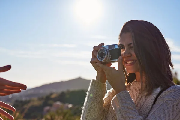 Mujer Fotografiando Amiga Las Montañas Día Soleado — Foto de Stock