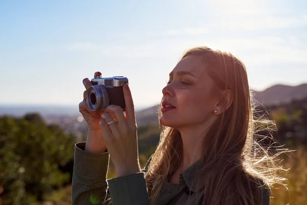 Mujer Adulta Fotografiando Montañas Atardecer Durante Las Vacaciones — Foto de Stock