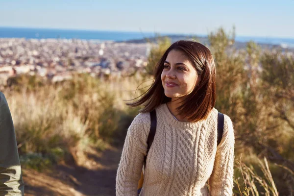 Content Dame Wandelen Bergop Met Een Vriend Met Stad Achtergrond — Stockfoto