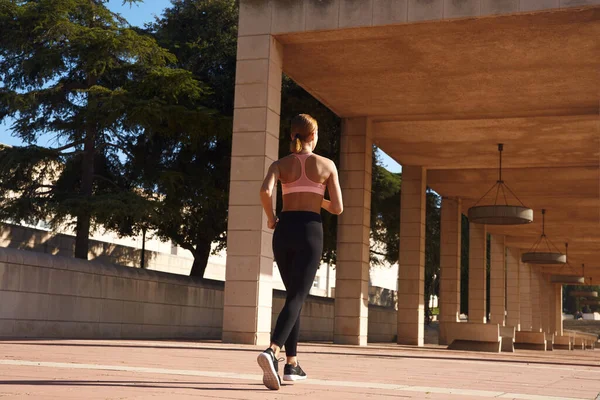 Вид Сзади Спортивную Красивую Женщину Бегущую Парке Время Упражнений Солнце — стоковое фото