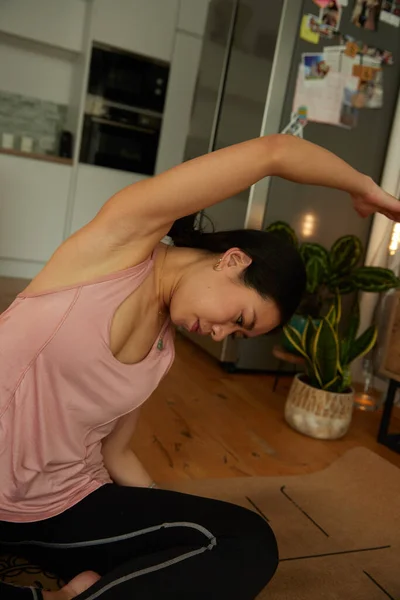 Joven Mujer Deportiva Estirándose Doblándose Mientras Practica Yoga Habitación Doméstica —  Fotos de Stock