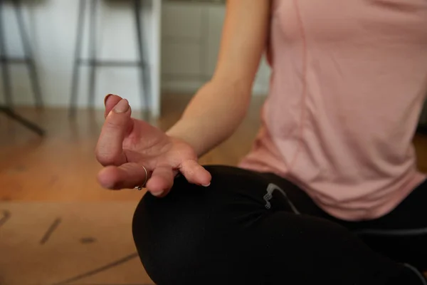 Jonge Sportieve Vrouw Zitten Mat Oefenen Tijdens Het Gebaren Yoga — Stockfoto