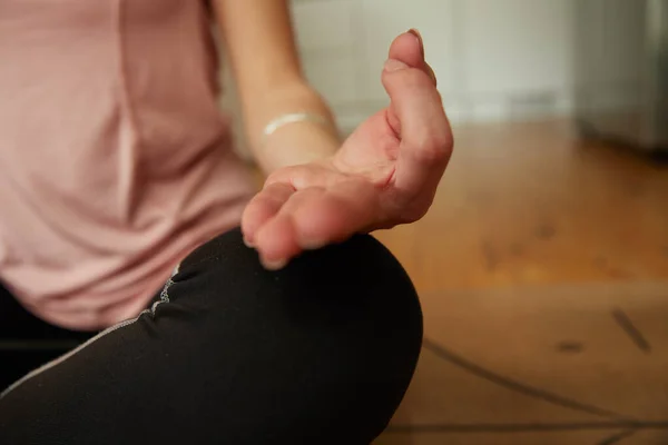 Jonge Sportieve Vrouw Zitten Houten Vloer Yoga Positie Evenwicht — Stockfoto