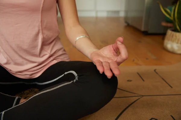 Jonge Sportieve Vrouw Zittend Yoga Houding Gebaren Tijdens Het Sporten — Stockfoto