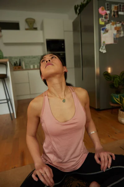 Young Beautiful Woman Sitting Wooden Floor Exercising Yoga Mat — Stock Photo, Image