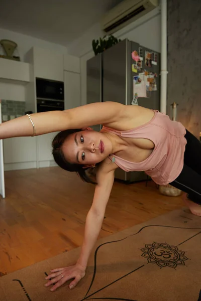 Joven Hermosa Mujer Deportiva Doblando Apartamento Mientras Practica Yoga —  Fotos de Stock