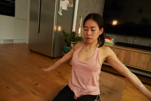 Jonge Fitte Vrouw Die Yoga Overweegt Beoefent Met Gesloten Ogen — Stockfoto