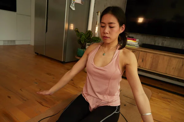 Jonge Mooie Vrouw Zitten Kamer Oefenen Yoga — Stockfoto