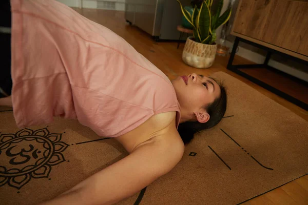 Jonge Vrouw Buigen Yoga Mat Oefenen Yoga — Stockfoto