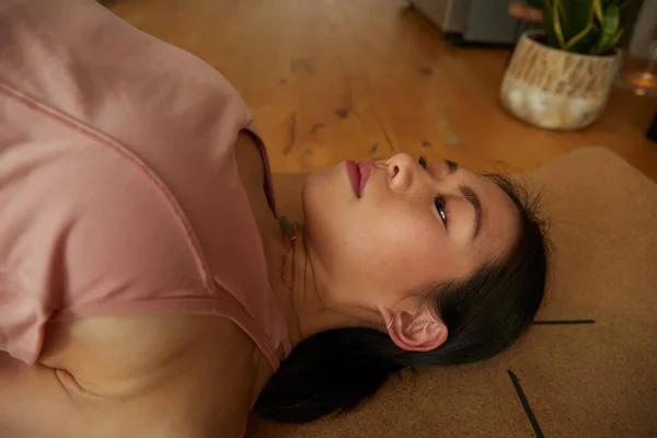 Jonge Vrouw Stretching Mat Tijdens Yoga Oefening Kamer — Stockfoto
