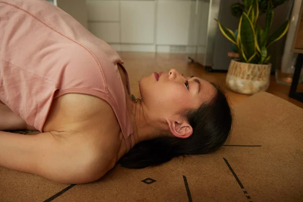 Jong Mooi Vrouw Oefenen Yoga Mat Terwijl Omhoog Kijken — Stockfoto
