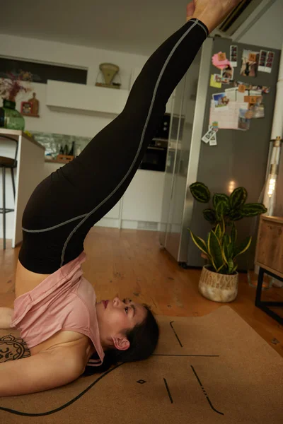 Jong Mooi Vrouw Stretching Yoga Mat Kamer — Stockfoto
