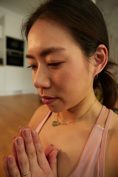 Jong Een Mooie Vrouw Zitten Bidden Pose Oefenen Yoga — Stockfoto