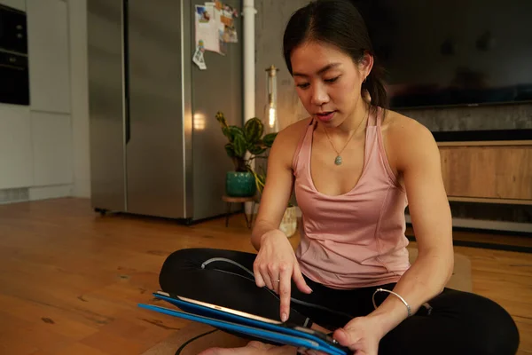 Jonge Vrouw Yoga Houding Wijzend Naar Tablet Tijdens Yoga Kamer — Stockfoto