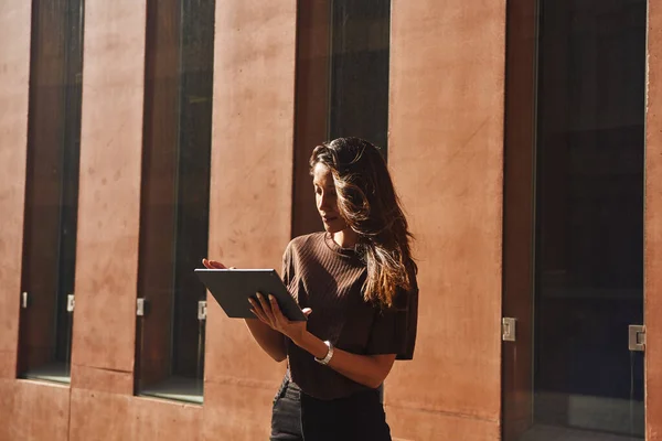 Νεαρή Όμορφη Και Πολυάσχολη Επιχειρηματίας Στέκεται Και Εργάζεται Tablet Στο — Φωτογραφία Αρχείου