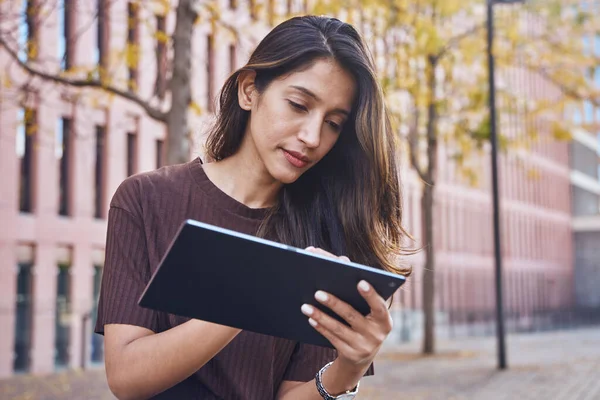 Jeune Femme Affaires Concentrée Debout Travaillant Sur Tablette Sur Rue — Photo