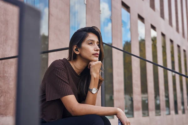 Hermosa Mujer Negocios Sentada Frente Edificio Contemplando Con Mano Barbilla — Foto de Stock