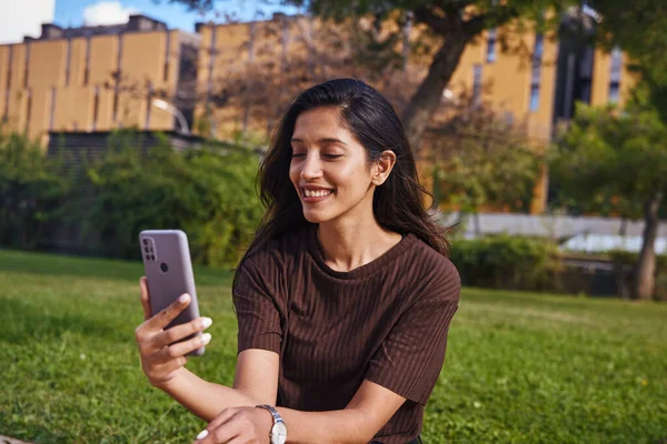 Genç Neşeli Kadını Parkta Oturuyor Selfie Çekiyor — Stok fotoğraf