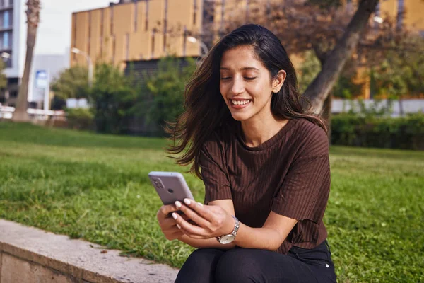 Joven Atractiva Mujer Negocios Sentada Parque Sonriendo Mensajes Texto — Foto de Stock