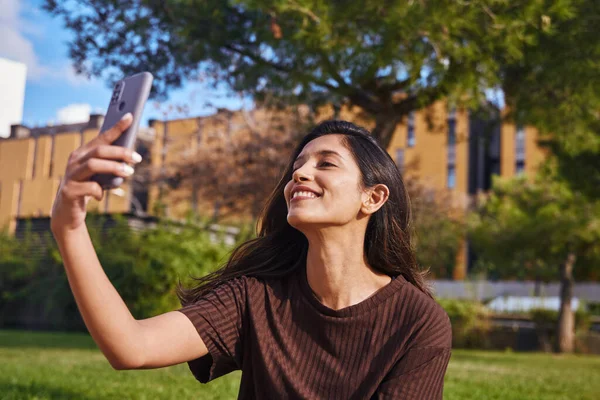 Joven Atractiva Mujer Negocios Sentada Parque Haciendo Selfie Mientras Relaja — Foto de Stock
