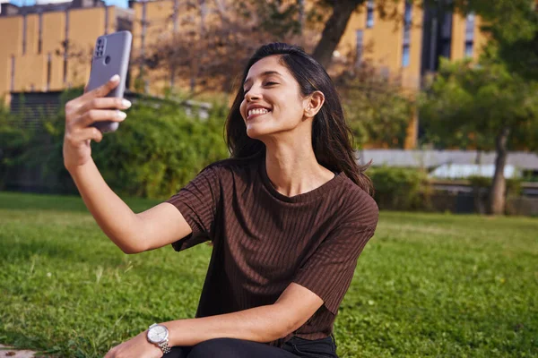 Güzel Kadını Parkta Oturmuş Selfie Çekiyor Gülümsüyor — Stok fotoğraf