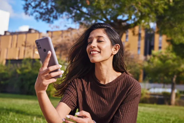Genç Çekici Sevimli Kadını Parkta Selfie Çekiyor — Stok fotoğraf