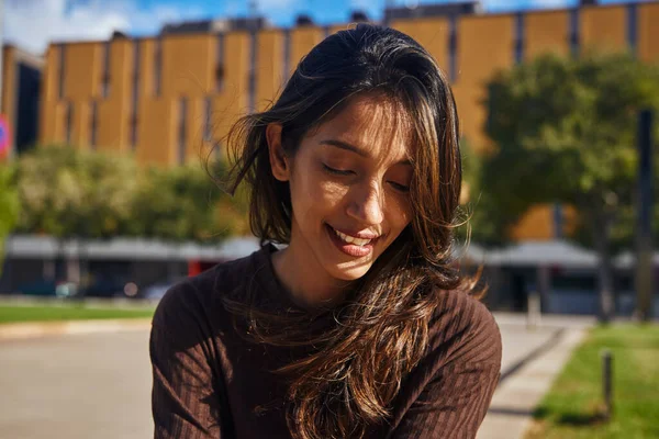 Mujer Negocios Sonriente Sentada Parque Relajada — Foto de Stock